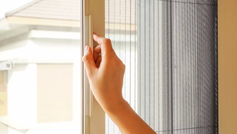 Plasa-de-tantari-rulou-SmartFenster-Protectie-de-incredere-impotriva-intepaturilor-neplacute.jpg